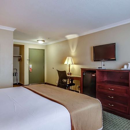 Howard Johnson By Wyndham Reseda Hotel & Suites Los Angeles Eksteriør bilde
