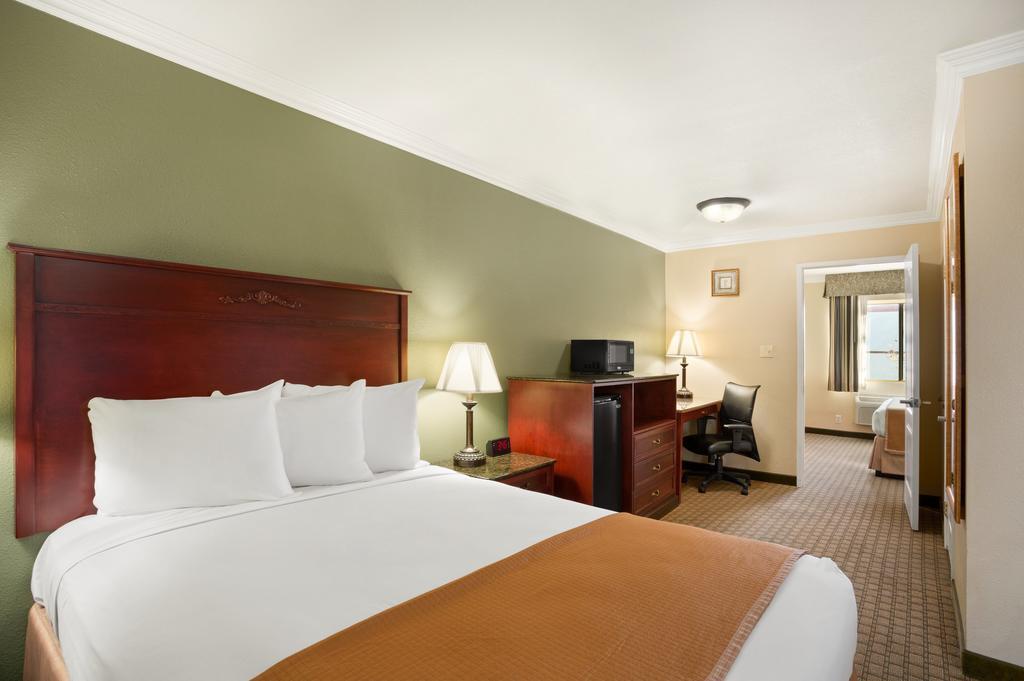 Howard Johnson By Wyndham Reseda Hotel & Suites Los Angeles Eksteriør bilde