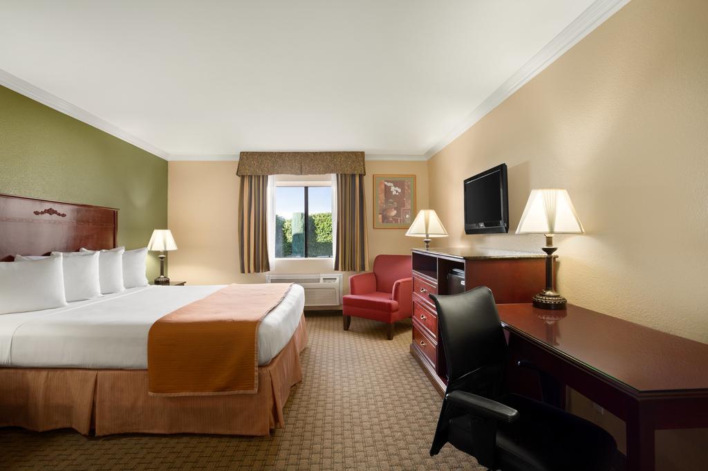 Howard Johnson By Wyndham Reseda Hotel & Suites Los Angeles Eksteriør bilde