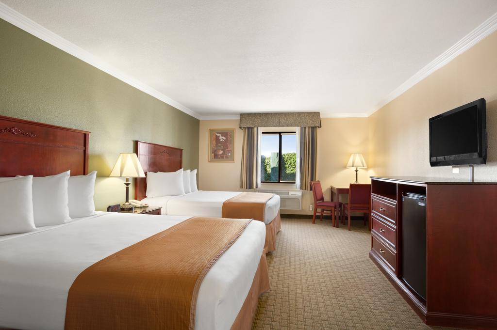 Howard Johnson By Wyndham Reseda Hotel & Suites Los Angeles Rom bilde