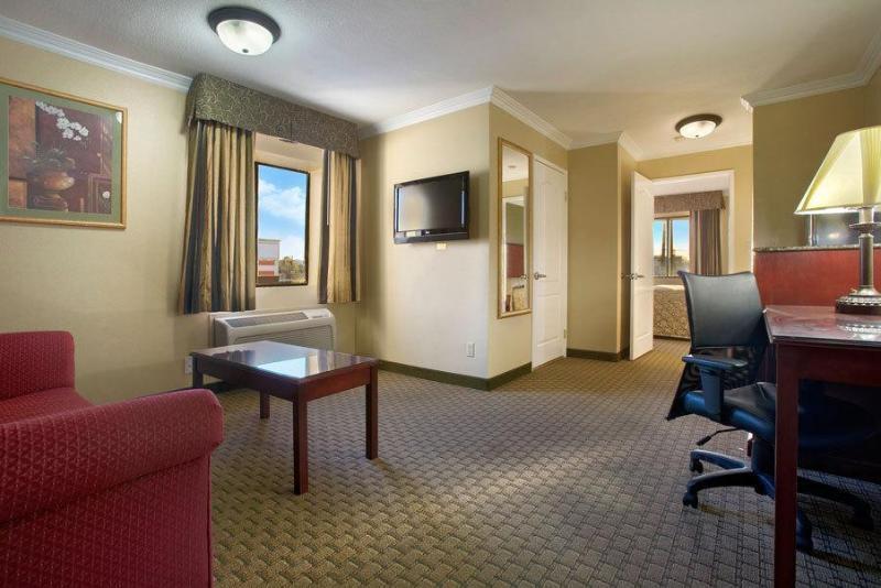 Howard Johnson By Wyndham Reseda Hotel & Suites Los Angeles Eksteriør bilde