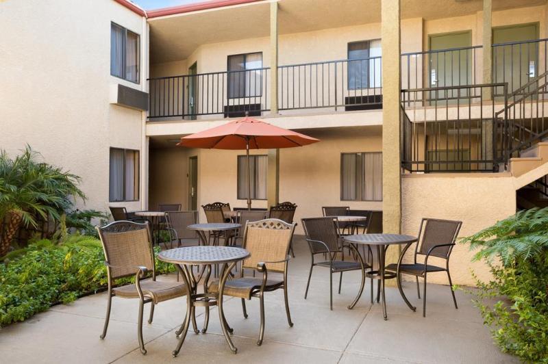Howard Johnson By Wyndham Reseda Hotel & Suites Los Angeles Eksteriør bilde