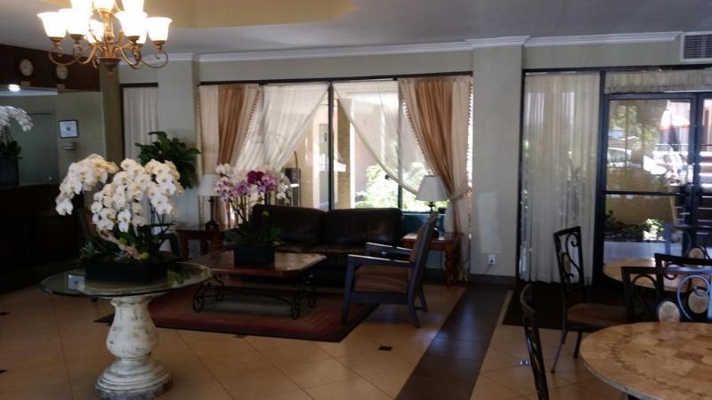 Howard Johnson By Wyndham Reseda Hotel & Suites Los Angeles Eksteriør bilde