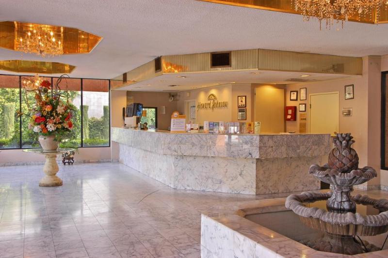 Howard Johnson By Wyndham Reseda Hotel & Suites Los Angeles Eksteriør bilde