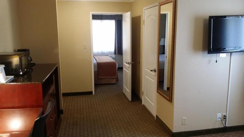 Howard Johnson By Wyndham Reseda Hotel & Suites Los Angeles Eksteriør bilde