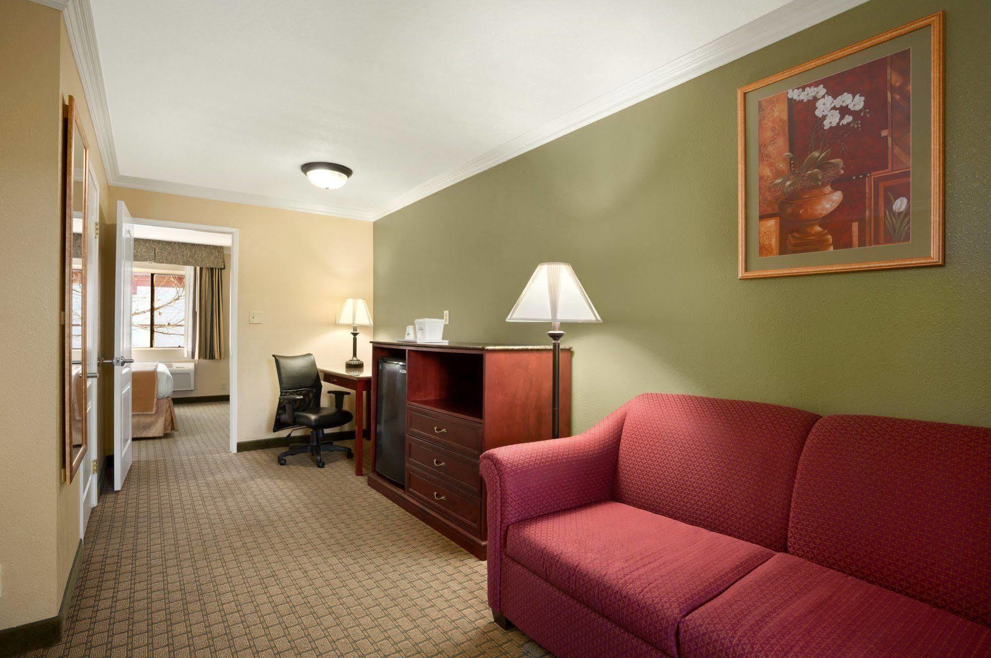 Howard Johnson By Wyndham Reseda Hotel & Suites Los Angeles Eksteriør bilde