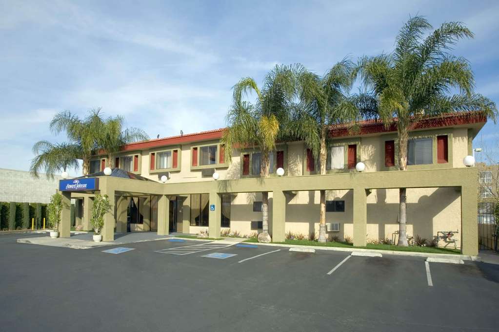 Howard Johnson By Wyndham Reseda Hotel & Suites Los Angeles Eksteriør bilde