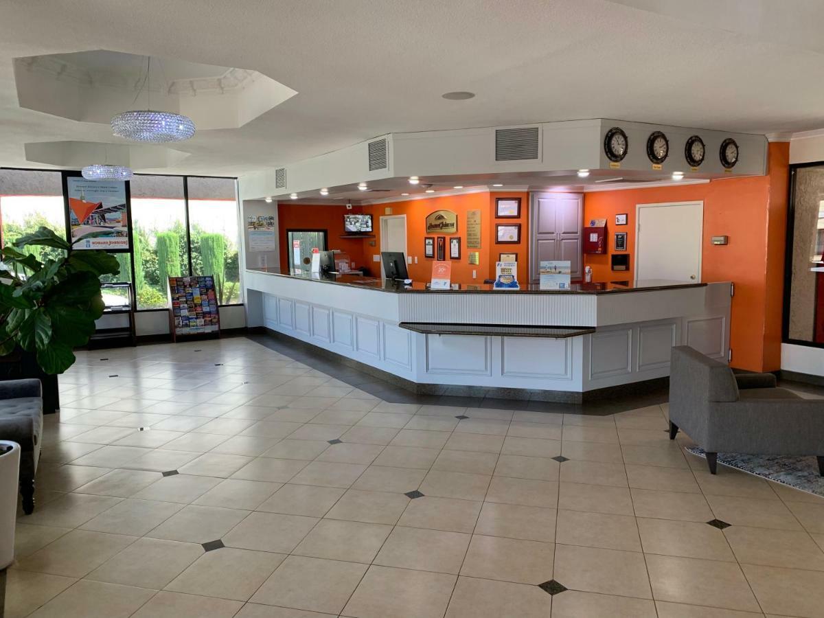 Howard Johnson By Wyndham Reseda Hotel & Suites Los Angeles Eksteriør bilde
