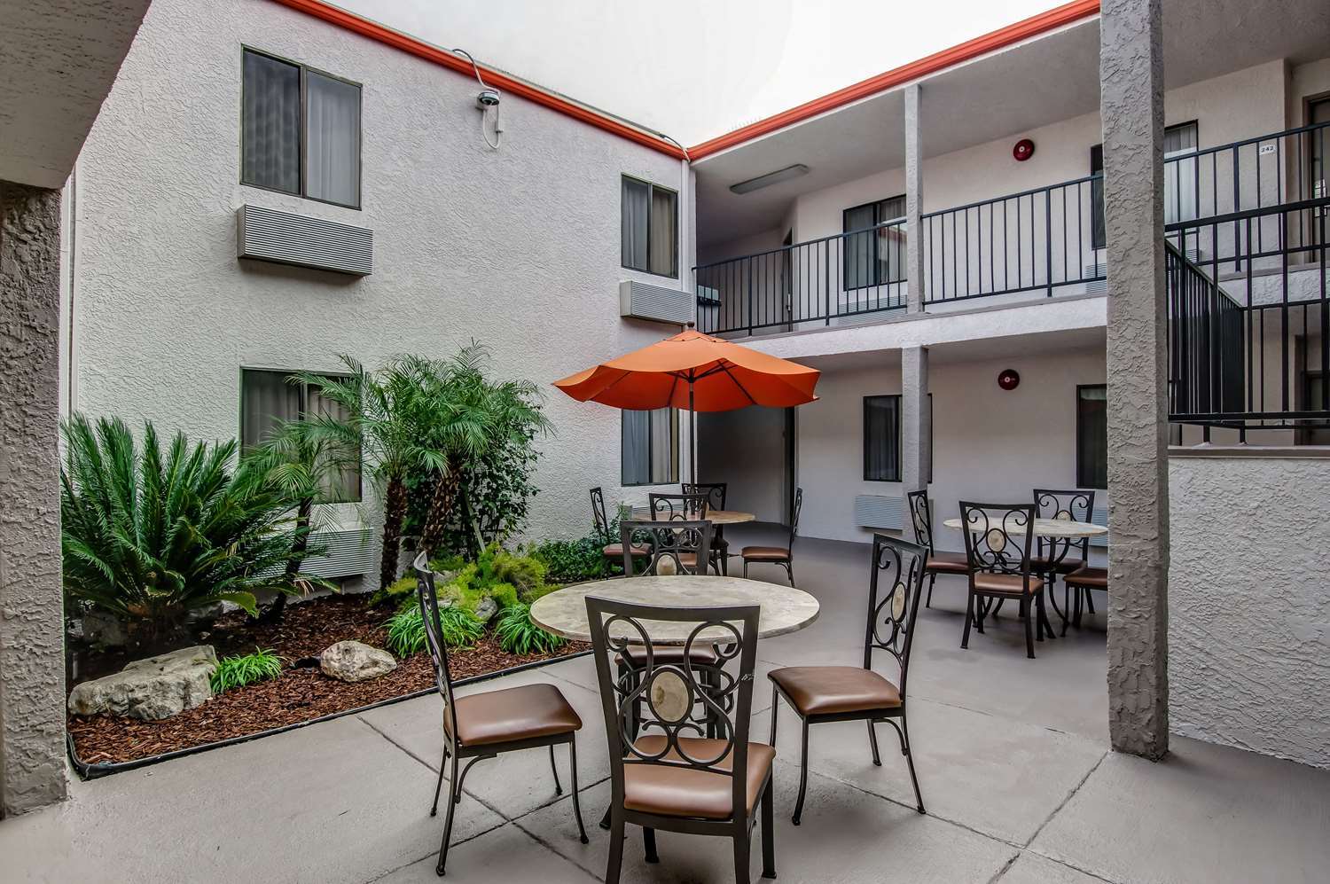 Howard Johnson By Wyndham Reseda Hotel & Suites Los Angeles Eksteriør bilde
